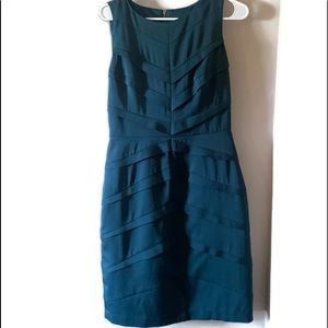 ADRIANA PAPELL  DRESS TIERED V-NECK SIZE 8 MIDI ZIP UP BACK